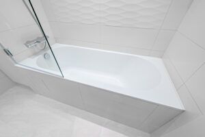 Bagno moderno con sovrapposizione vasca da bagno e pareti piastrellate in bianco.