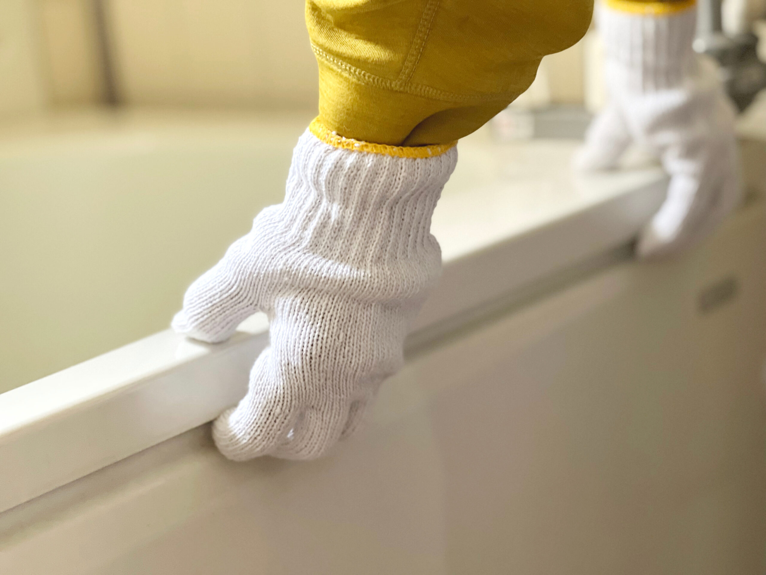 Una persona sfrutta il "bonus rifacimento bagno 2024" per rendere il bagno più sicuro.