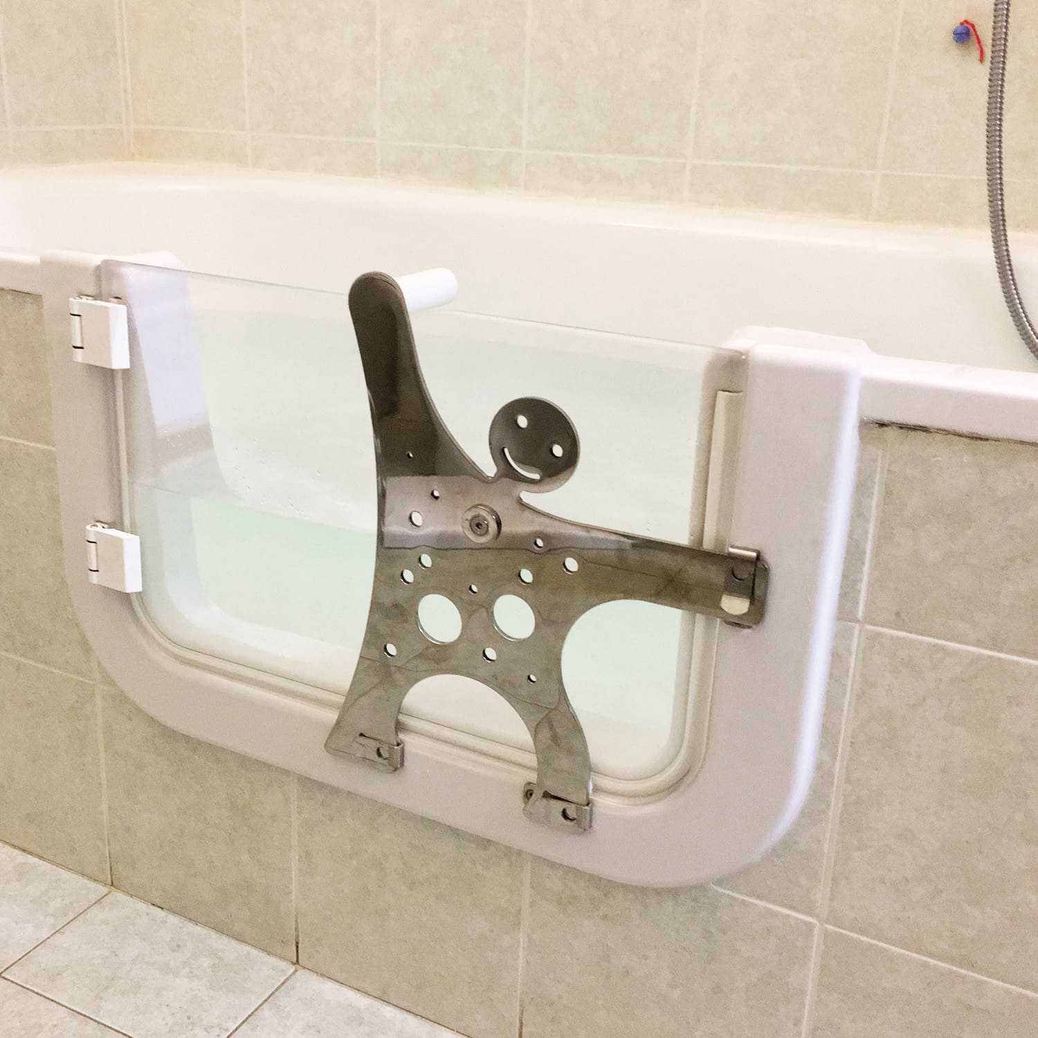 Una vasca da bagno bianca dotata di un moderno sportello con meccanismo di chiusura in metallo, ideale per migliorare l'accessibilità del bagno per gli anziani e le persone affette con disabilità che abitano a Roma.